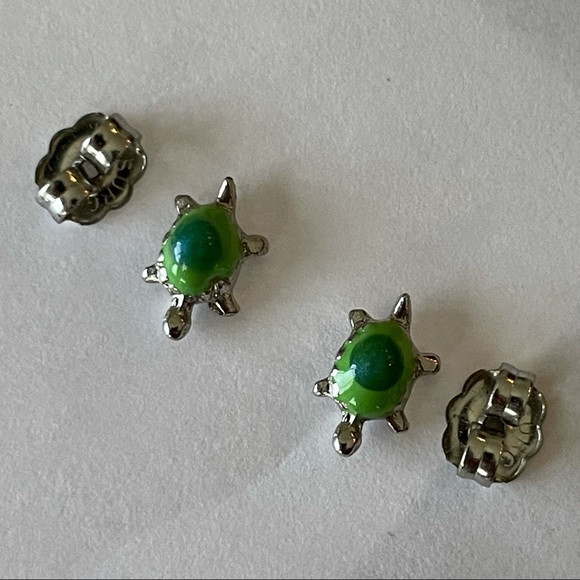 Mini enamel turtle earrings - Picture 3 of 9